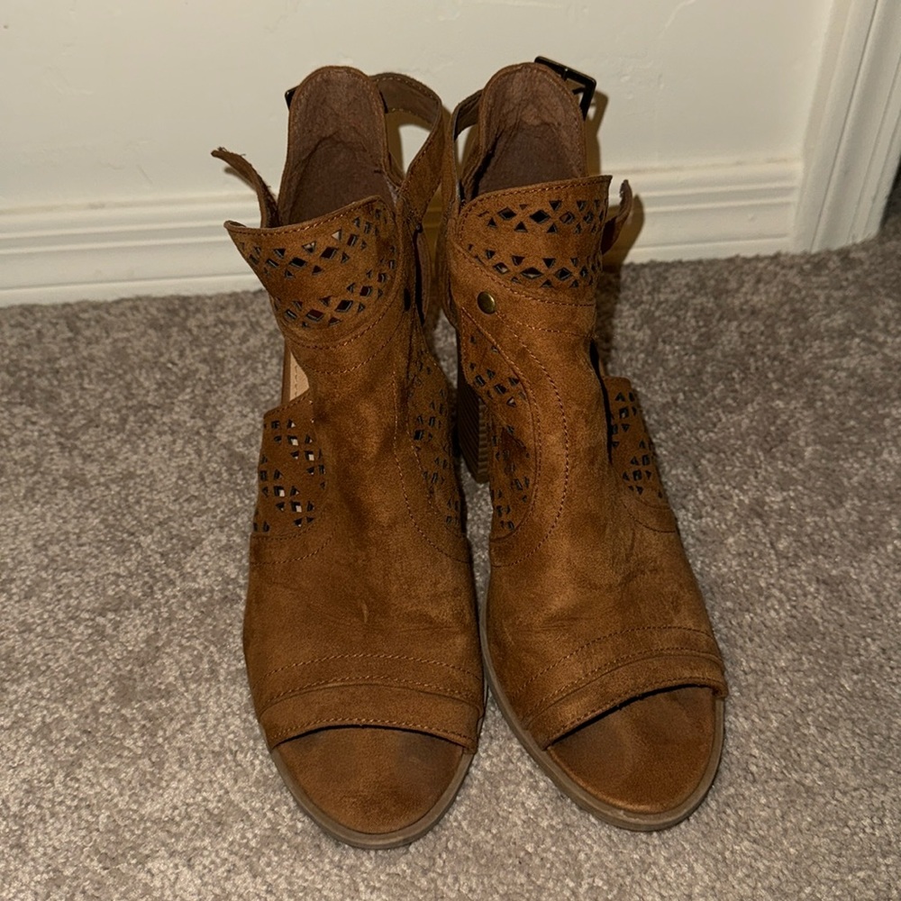 Women’s heels/ wedges size 8.5